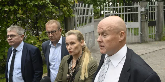 Kunta- ja hyvinvointialuetyönantajat KT:n toimitusjohtaja Markku Jalonen (vas.), Ammattiliittojen keskusjärjestön SAK:n puheenjohtaja Jarkko Eloranta, Akavan puheenjohtaja Maria Löfgren ja STTK:n puheenjohtaja Antti Palola kommentoivat aamupäivän keskusteluja pääministerin virka-asunnon Kesärannan edustalla Helsingissä 27. syyskuuta 2023. Pääministeri Petteri Orpo oli kutsunut työmarkkinajohtajat Kesärantaan keskustelemaan työmarkkinauudistuksista ja eläkeuudistuksesta.