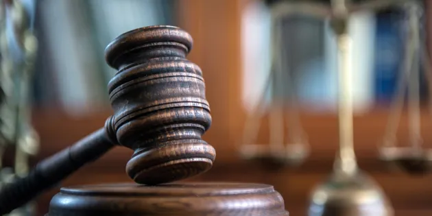 Tuomarin nuija pöydällä. Hallinto-oikeus: Keski-Suomen hyvinvointialue ei saanut laskea uuteen virkaan siirretyn palkkaa