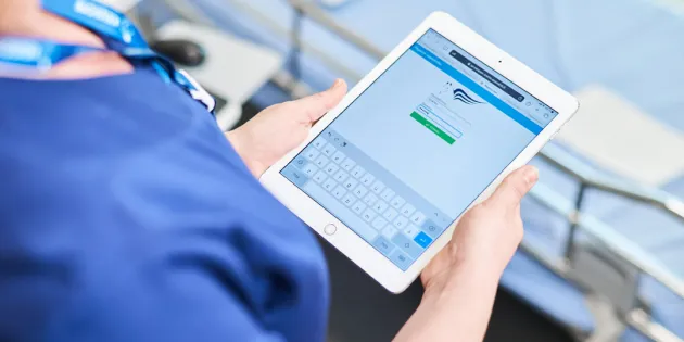 hoitaja ja iPad