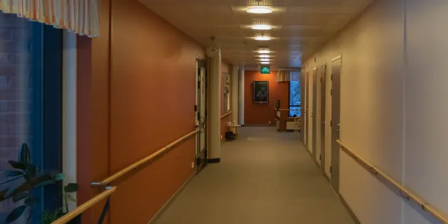 Keusote suunnittelee enintään sataa irtisanomista. Pääluottamusedustajan mukaan jatkuva epävarmuus on saanut ammattilaisia hakeutumaan töihin muualle. Keusoten hoivakoti Kauniston käytävä.