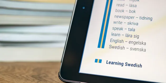 Ruotsinkielen opettelemista tabletilta. Ulkomailta muuttaneiden lääkäreiden, sairaanhoitajien, lähihoitajien ja hoiva-avustajien kielitaidossa on osin havaittu puutteita.