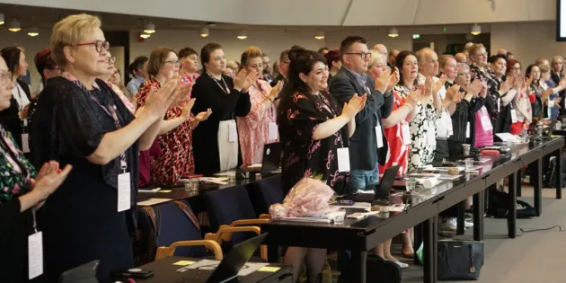 Tehyn järjestäytymiskokous valitsi torstaina 5.6.2025 Tehyn hallituksen. Kokoukseen osallistujat taputtavat seisaalteen.