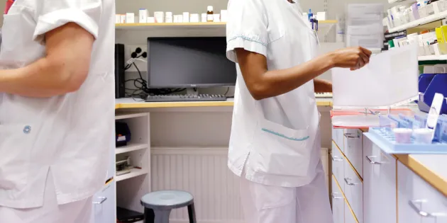 Hoitajia käsittelemässä lääkkeitä.