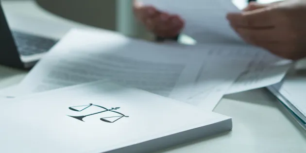 Lakipapereita pöydällä.