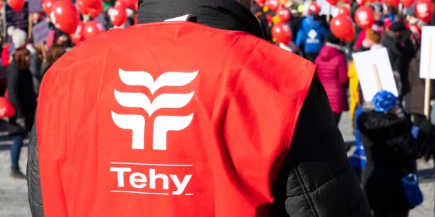 Ihmisiä mielenilmauksessa. Päällä Tehyn huomioliivit.