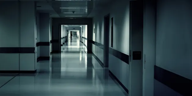 Generitiivinen kuva tyhjästä ja synkästä sairaalan käytävästä.