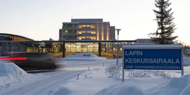 Talvinen ulkokuva Lapin keskussairaalasta.