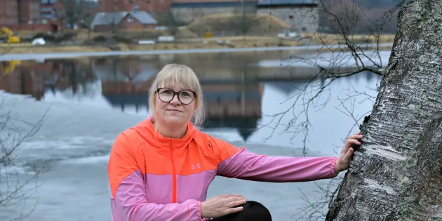 Marika Orava ulkoiluvaatteissa, taustalla Hämeen linna.