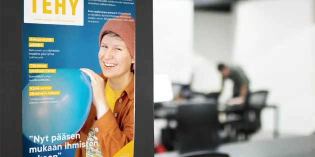 Tehy-lehden kansi 1/2022 toimistohuoneen seinällä.
