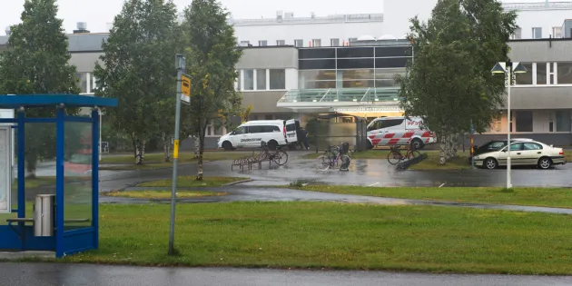 Mehiläinen Länsi-Pohjan mukaan alustava vähennystarve on 50 henkilötyövuotta. Länsi-Pohjan keskussairaala syksyisessä säässä kuvattuna ulkoa.
