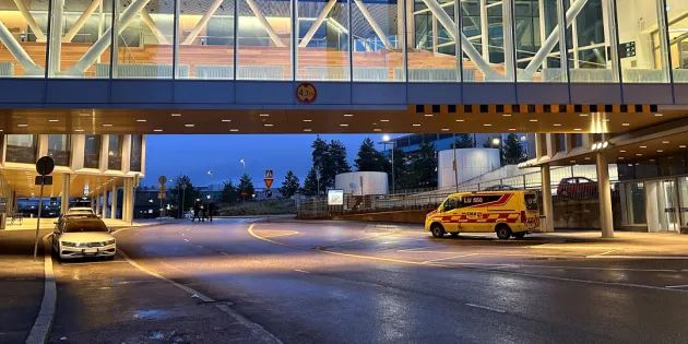 Meilahden sairaala Helsingissä kuvattuna yöaikaan ulkoa.