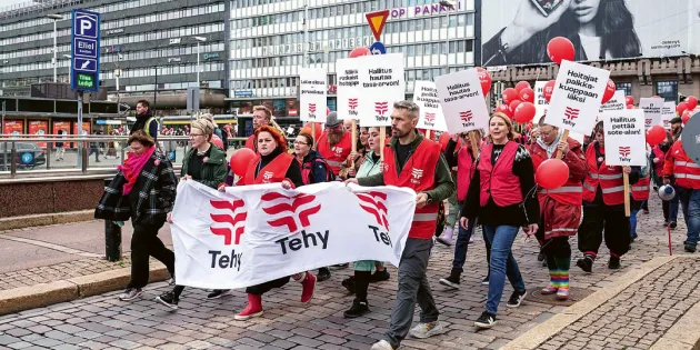 Tehyläiset osoittamassa mieltään kylttien kanssa Helsingissä syyskuussa 2023.
