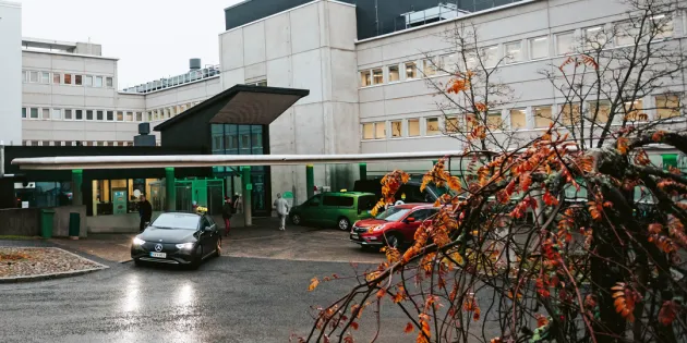 Mikkelin keskussairaala syksyisessä kelissä.