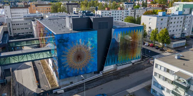 Etelä-Savon hyvinvointialueella noin 300 työntekijän tehtäviin on tulossa muutoksia. Ilmakuva Mikkelin keskussairaalasta.