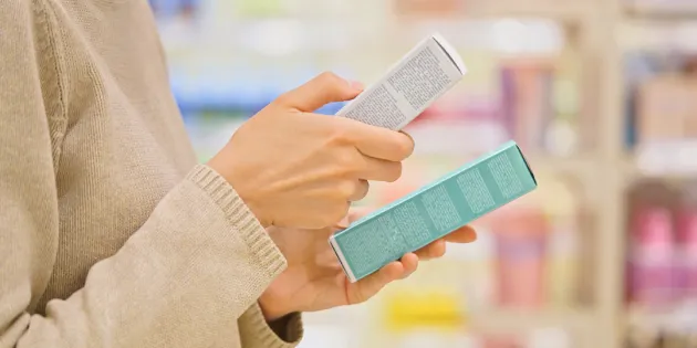 Naisvaltaisten alojen palkansaajien ostovoima on kohentunut ammattiliittojen neuvottelemien palkankorotusten ansiosta – kuvassa henkilö vertailee tuotteita kaupassa.