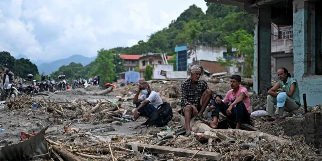 Tehy tahtoo auttaa Nepalin tulvan uhreja. Järjestö tukee Punaisen Ristin avustustyötä alueella 10 000 eurolla. Nepalilaiset pelastavat omaisuuttaan tulvien jäljiltä Devighatissa Nuwakotin alueella 31. elokuuta 2026. Äkilliset tulvat ovat tuhonneet kyliä ja vaatineet satoja ihmishenkiä.