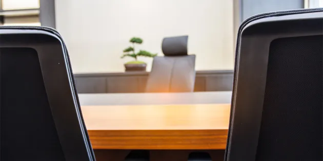 Neuvottelupöytä ja tuoleja.