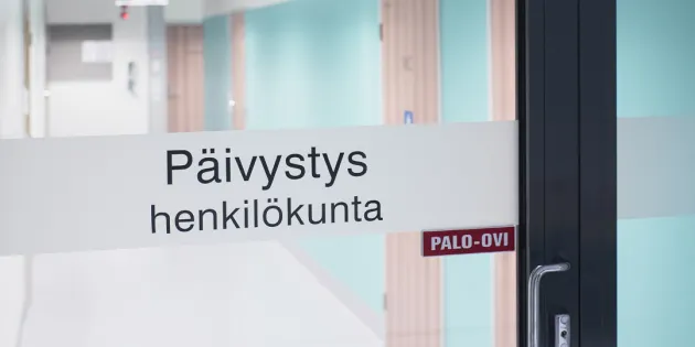 Lasiovi, jossa teksti Päivystys henkilökunta