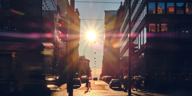 Suomessa liikkuvista vaarallisista huumausaineista varoittaa NOPSA-verkkopalvelu. Kuva kaupungin kadusta auringonnousun aikaan.