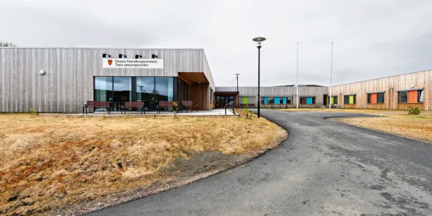 Vuonna 2014 valmistuneen Tana Omsorgssenterin, Deanu fuolahusguovddášin puinen, ajan myötä patinoituva pinta on osa paikallista rakennusperinnettä. Tenon hoivakoti.