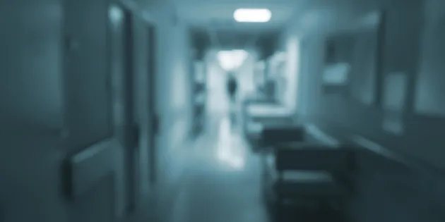 Sairaalan käytävä. Himmeä valo ja epätarkka kuva.