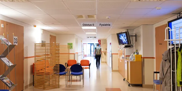 Poilas kävelee tyhjän odotustilan läpi kohti lääkärin vastanaottohuonetta.