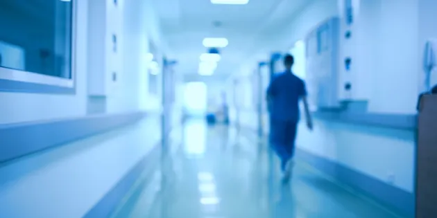 Psykiatrinen potilas pahoinpiteli sairaanhoitajan. Käräjäoikeus piti sairaala Novassa tapahtunutta väkivaltaa voimakkaana ja tuomitsi potilaan maksamaan sairaanhoitajalle 3 500 euroa korvauksia. Kuvituskuva, jossa hoitaja kävelee sairaalan käytävää poispäin kamerasta.