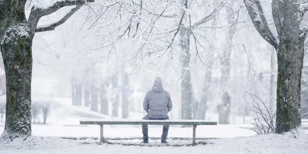 ja istui ja istui ja istui penkillä tuo orpo ihminen