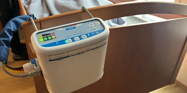 Painehaavoja ehkäisevä painepatja vanhuksen sängyssä.