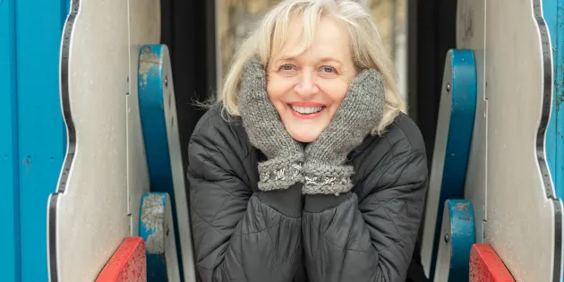 Eva Siitonen lasten leikkipaikalla.