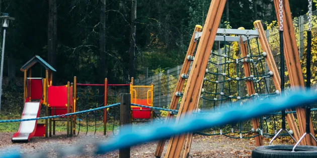 Syksyinen päiväkodin piha.