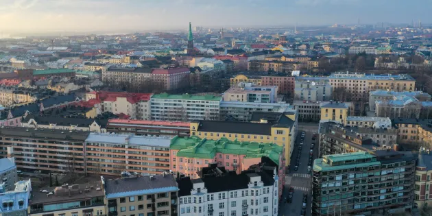 Ilmakuva Helsingin kaupungista. Yli 15 000 työntekijän palkankorotusten maksu viivästyi Helsingin kaupungilla vuonna 2025. Tehy vei asian työtuomioistuimeen.