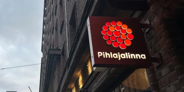 Pihlajalinna Oyj:n muutosneuvottelut ovat päättyneet. Pihlajalinnan logo rakennuksen seinällä.