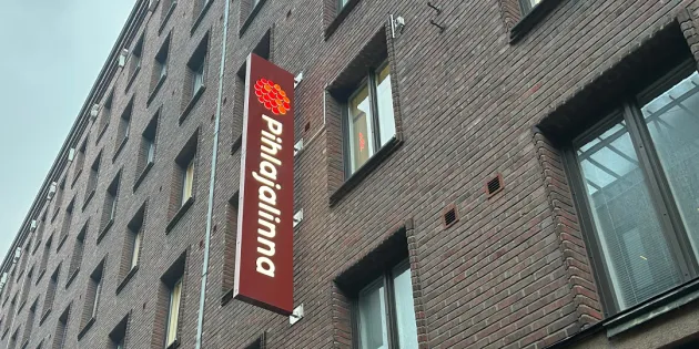 Pihlajalinnan logo rakennuksen kyljessä.