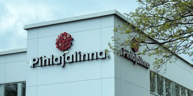 Pihlajalinnan Terveyspalveluita koskeneet muutosneuvottelut johtavat arviolta 220 tehtävän päättymiseen.  Pihlajalinnan logo rakennuksen seinässä.