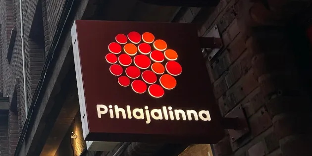 Pihlajalinna vähentää henkilöstöä Pohjois-Pirkanmaalla. Pihlajalinnan logo rakennuksen seinässä.