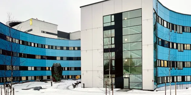 Tampereen yliopistollinen sairaala kuvattuna ulkoapäin talvella.
