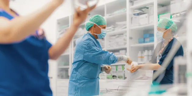 Potilasvakuutuskeskukselle tehtiin vuonna 2025 ennätykselliset 10 800 potilasvahinkoilmoitusta. Kuvassa hoitajat tekevät leikkausvalmisteluja leikkaussalissa.