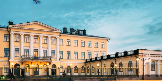 Presidentinlinna Helsingissä yövalaistuksessa kuvattuna.