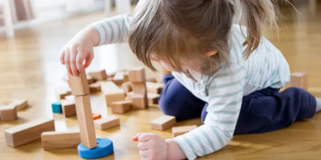 Puisen päiväkodin akustiikka ja sisäilma saavat käyttäjiltä kiitosta. Lapsi leikkii puisilla rakennuspalikoilla.