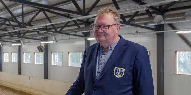 Osmo Metsälä ratsastushallissa.