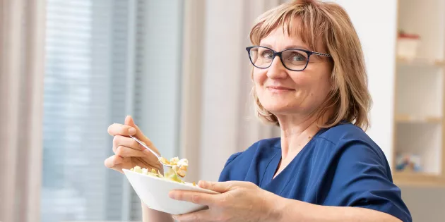 Tuija Hartikainen lounastauolla.
