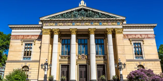 Tehyn mukaan hyvinvointialueiden jatkuvat säästöt, henkilöstövähennykset ja yhteistoimintaneuvottelut heikentävät sote-palvelujen lisäksi Suomen huoltovarmuutta. Helsingissä Säätytalon julkisivu kauniina kesäisenä päivänä.