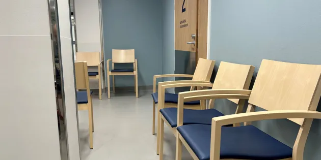 Sairaalan odotustilassa rivi tyhjiä tuoleja.
