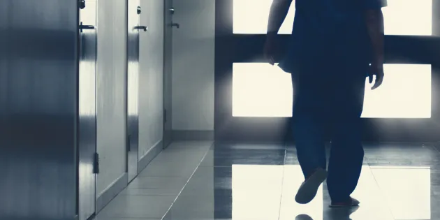 Satakunnan hyvinvointialueen sote-toiminta-alueita koskeneet yt-neuvottelut saavat jatkoa uusilla neuvotteluilla kuntoutuksen uudistamisesta. Sairaalan hämäeä käytävä, jota pitkin henkilö kävelee poispäin.