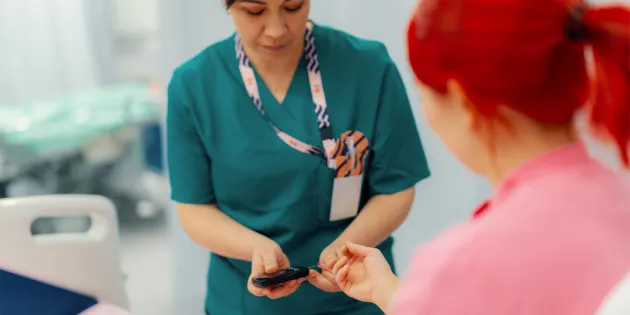 Sairaanhoitaja ottamassa pikanäytteen potilaan sormesta.