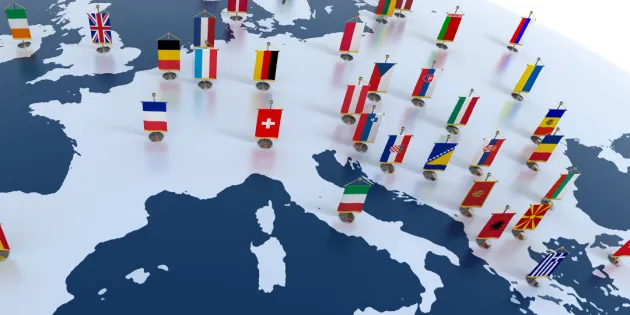 Euroopan manner kuvitettuna euroopan maiden lipuilla.