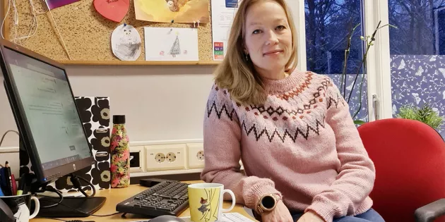 Hanna Lakso työpöytänsä ääressä.