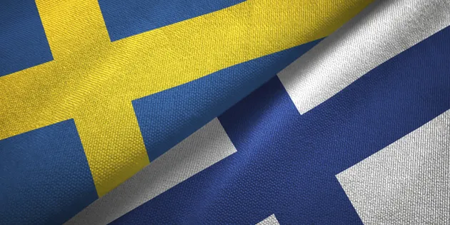 Hoitotyön sanastoa ja fraaseja voi harjoitella suomeksi ja ruotsiksi uudella hoitokieli.fi-sivustolla. Kuvassa kankaiset suomen ja ruotsin liput.