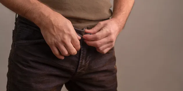 Mies avaamassa housujensa nappeja. Pirkanmaan käräjäoikeus tuomitsi seksuaalisesta ahdistelusta puolen vuoden ehdolliseen vankeuteen miehen, joka oli lähetellyt kuvia sukuelimestään 22 naiselle sekä puhelimella että sähköpostilla. 